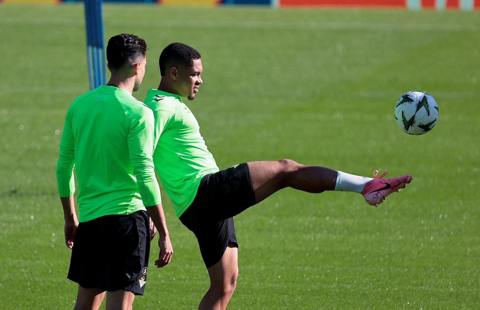 Bartra y Vitor Roque, en un momento de la sesión preparatoria.