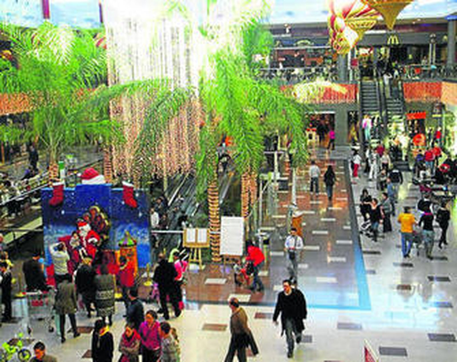 Los cines Yelmo se ubican en el interior del centro comercial Gran Plaza de Roquetas de Mar.