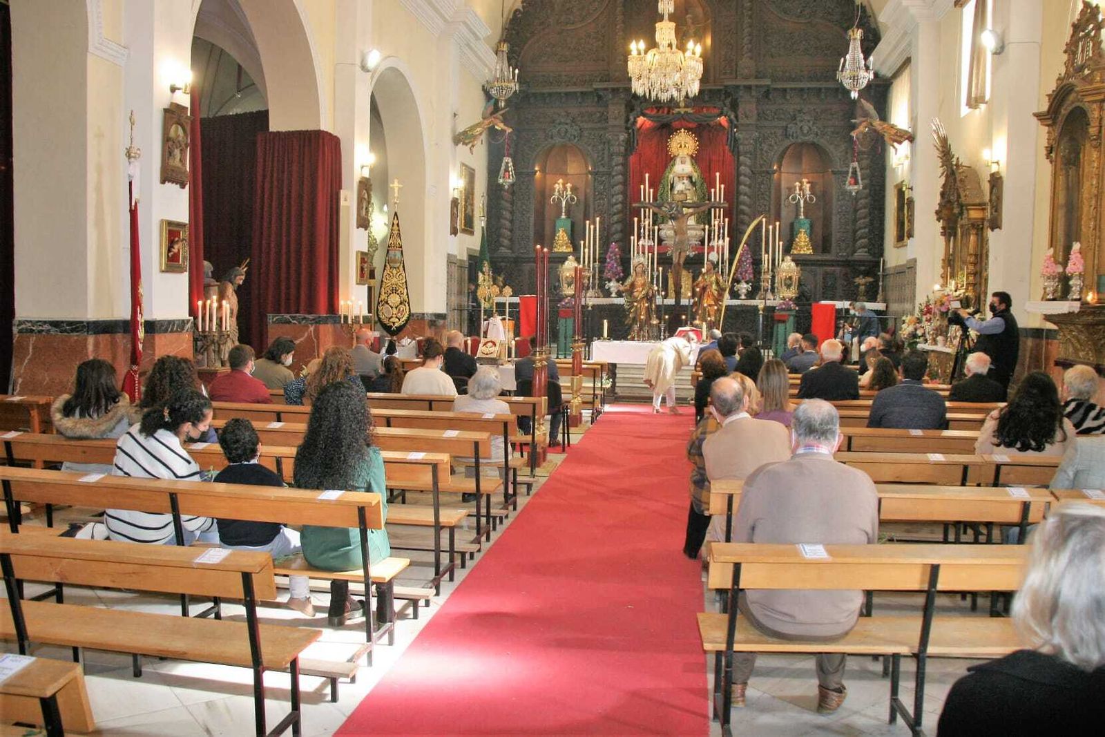 El Cristo de la Veracruz presidió la ceremonia religiosa, junto a otras imágenes devocionales de la misma parroquia..