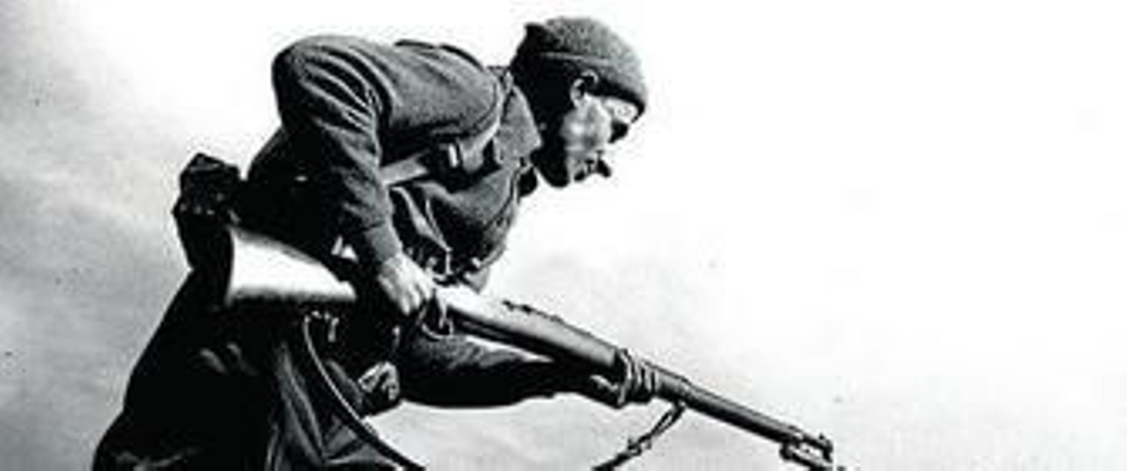 Arriba, una imagen de la presentación de la exposición en los Condes de Gabia. Octavi Centelles sujeta junto a Cotarelo el cartel de la muestra. Abajo, diversas escenas que fotografió el artista durante la Guerra Civil y en el campo de concentración de Bram.