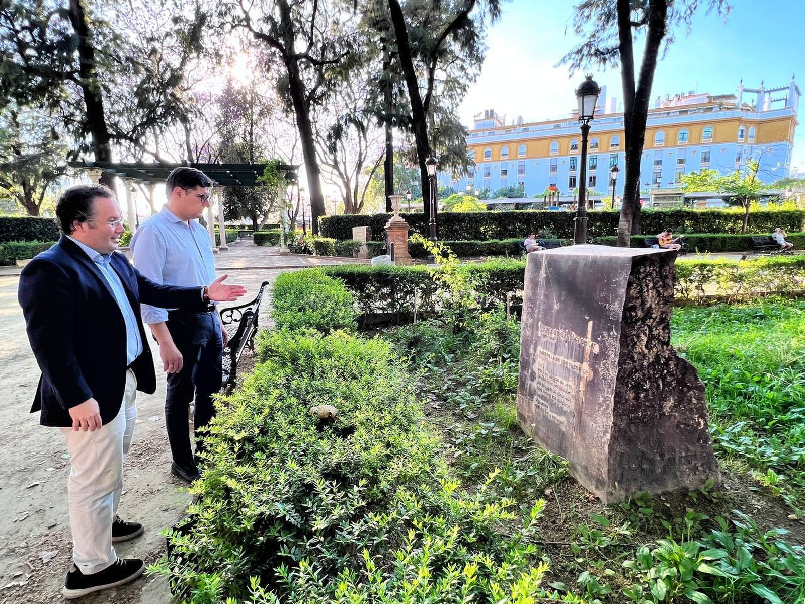 Estado actual de uno de los monolitos de piedra dedicados a la Generación del 27 en los Jardines del Cristina.