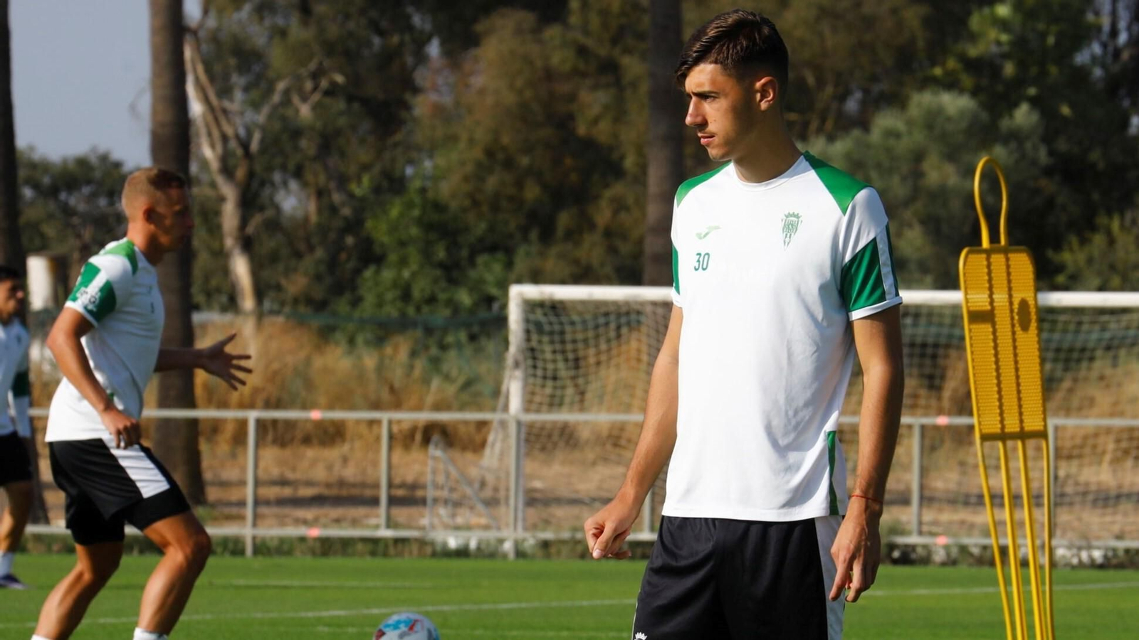 Dani Requena, en el entrenamiento del Córdoba CF de este jueves en la Ciudad Deportiva.