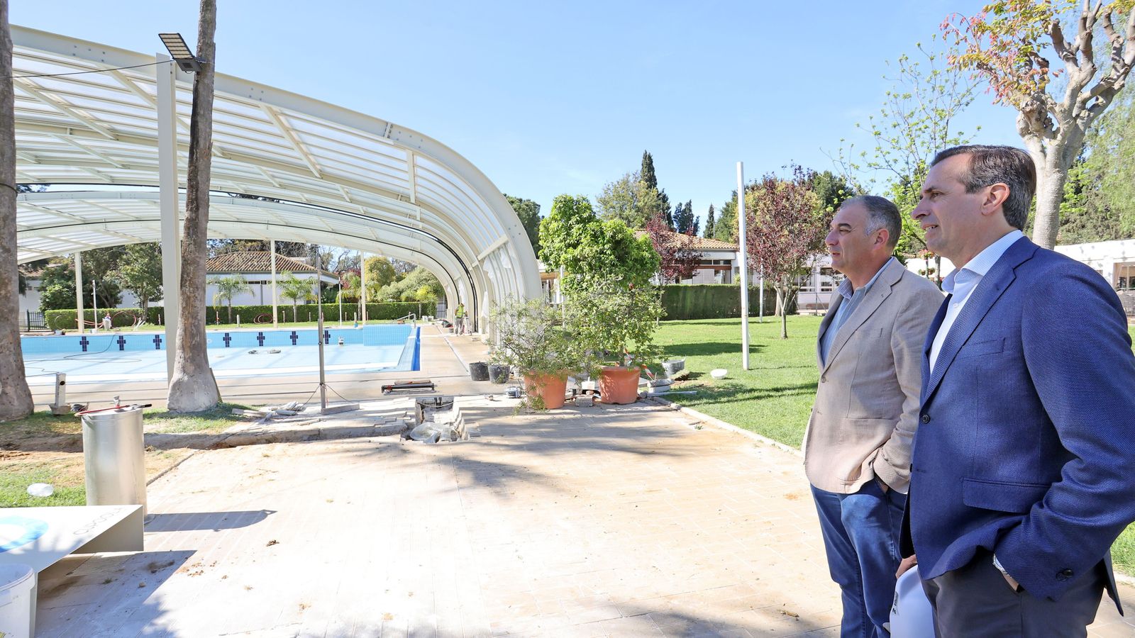 El presidente y del director del Club Nazaret, Manuel Ángel Pérez Orellana y Alejandro Villagrán, respectivamente, junto a la piscina cubierta.
