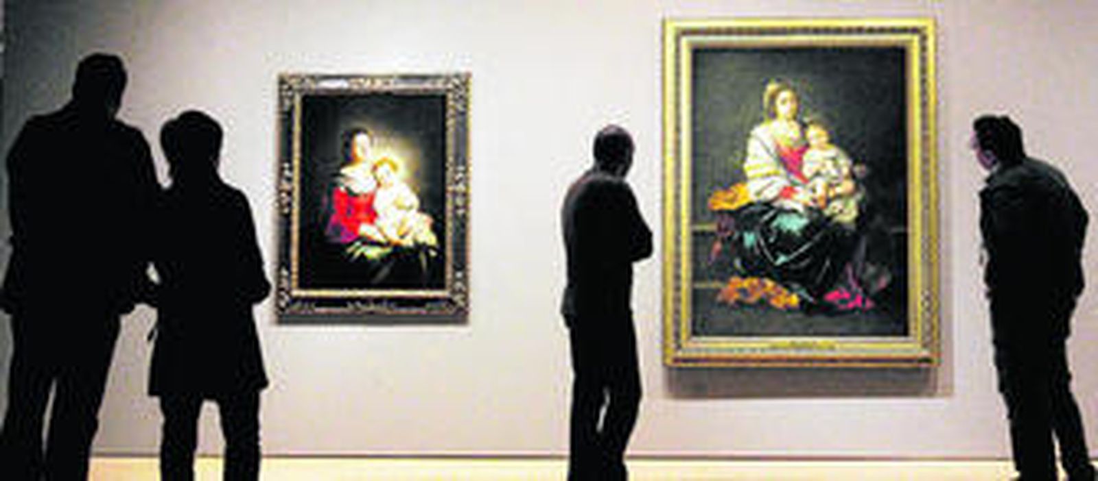 Visitantes en el Museo de Bilbao contemplan un par de lienzos con la Virgen María y el niño, de los que el pintor sevillano realizó decenas de versiones.