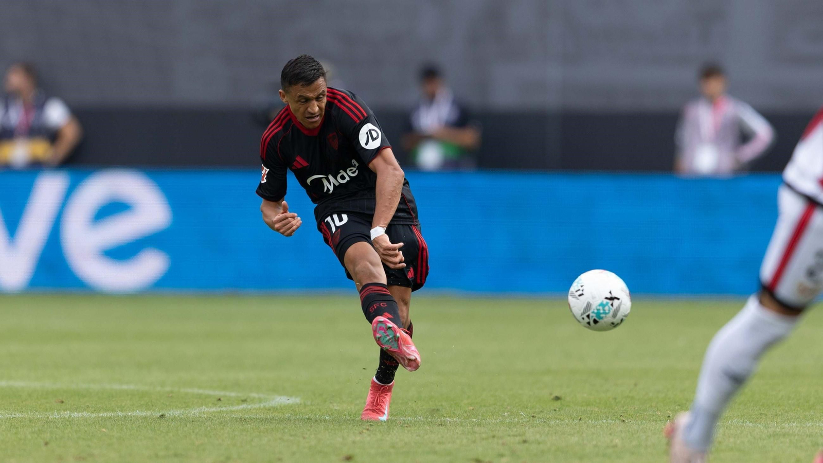 Alexis envía un balón al espacio en la acción del 0-1 en Vallecas.