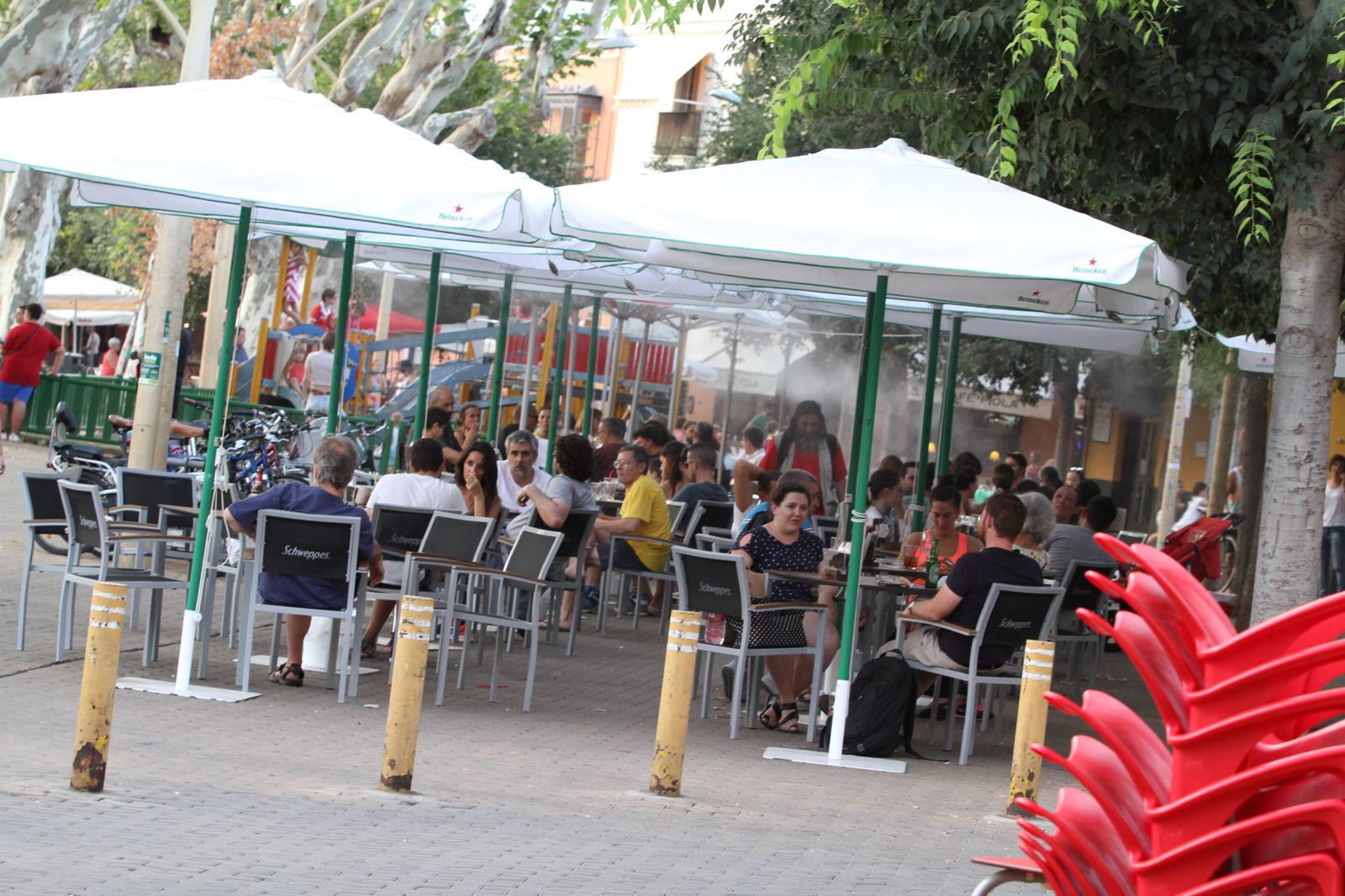 Veladores en la terraza de un bar  en Sevilla