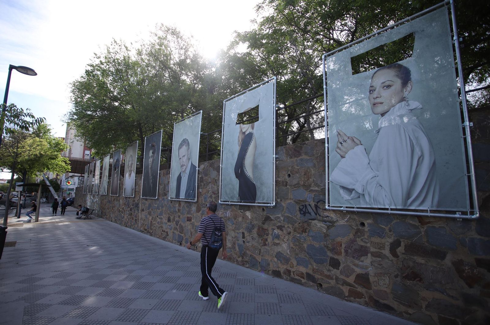 Imágenes  de los actos vandálicos en la exposición al aire libre de Jorge Fuembuena en la Avda Santa Marta