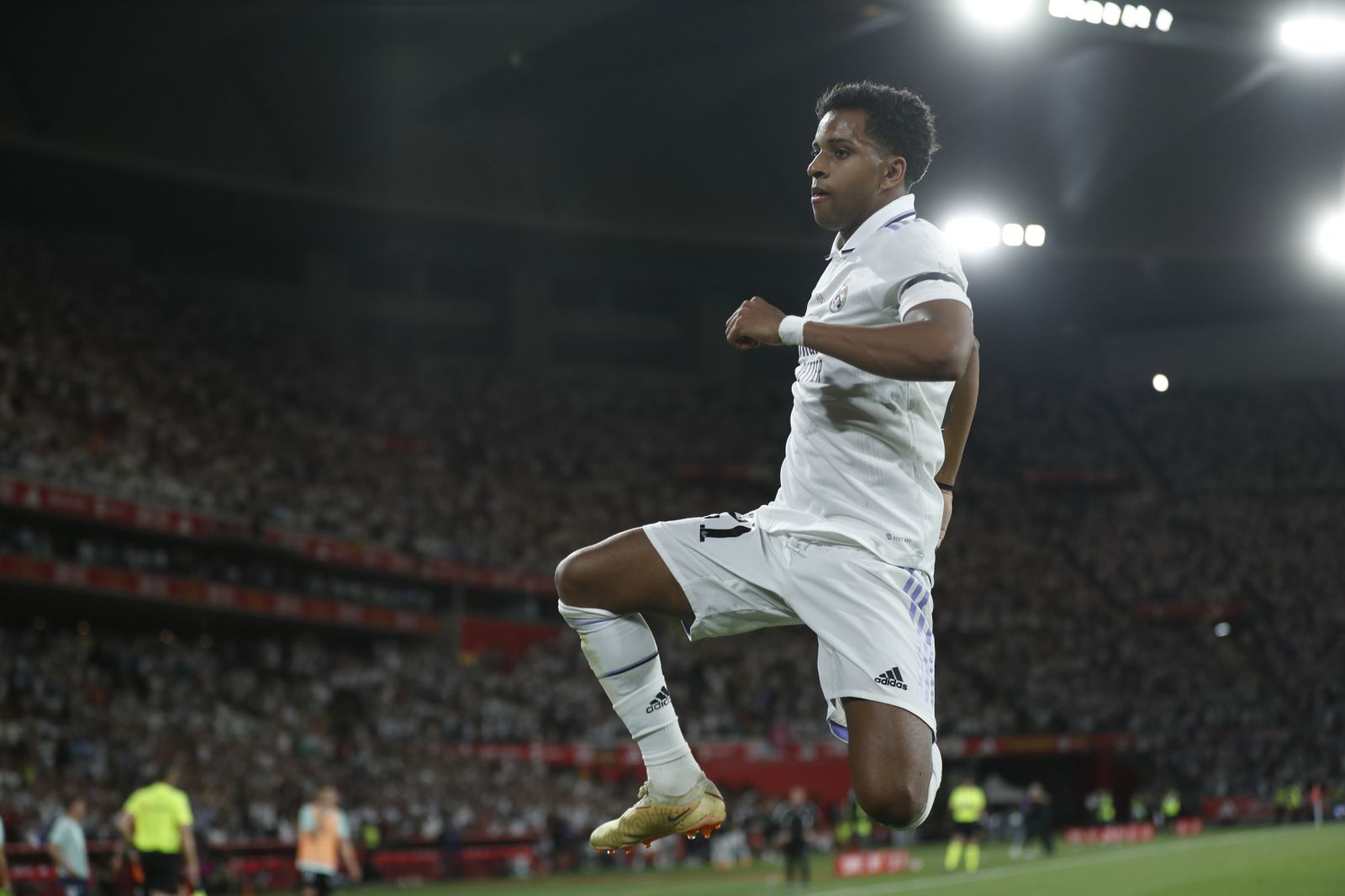 Rodrygo celebra el segundo gol de los madridistas en el Estadio de la Cartuja.