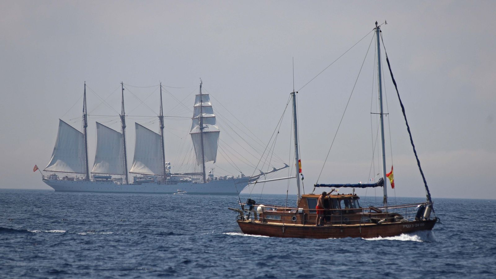 Fotos del 'Juan Sebastián Elcano' navegando por el Estrecho