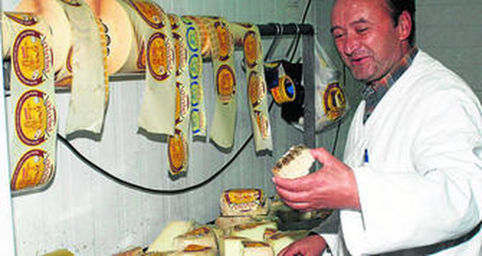 Uno de los propietarios del queso Payoyo, Andrés Piña, en el despacho que la firma tiene en Villaluenga.