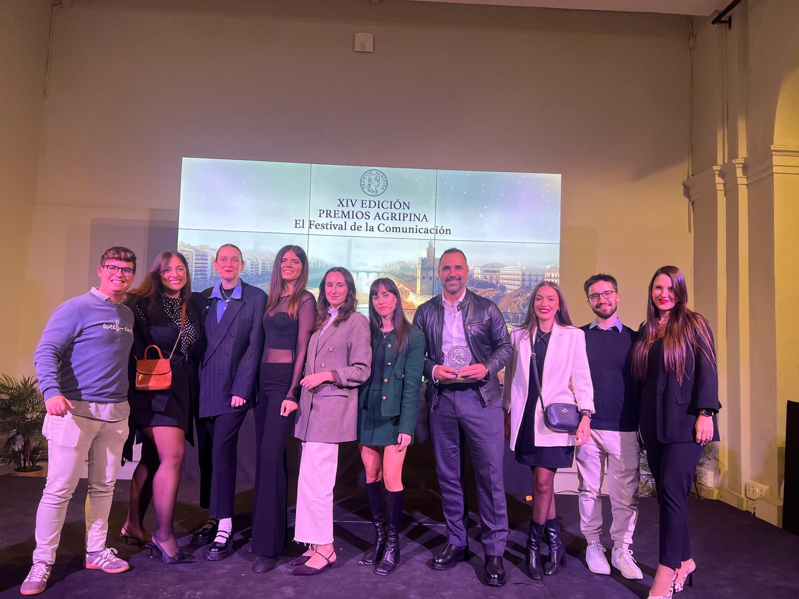 Foto de familia de la agencia premiada.