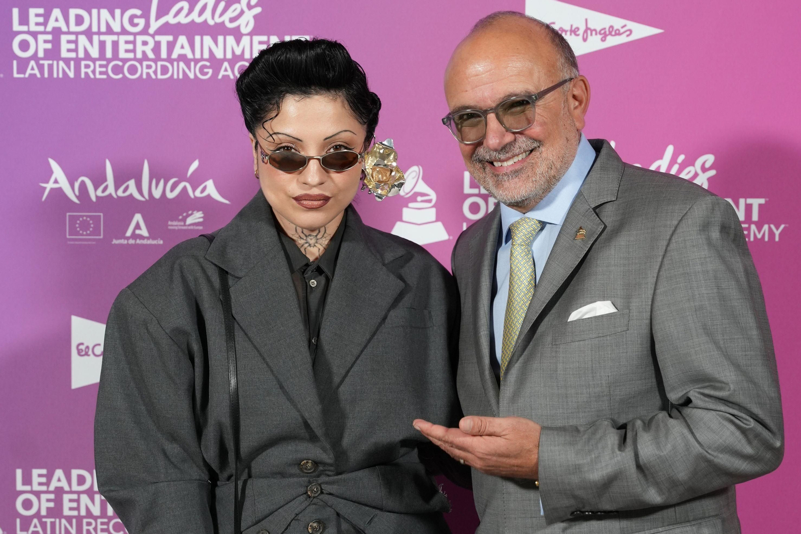 La artista Mon Laferte y el CEO de la Academia Latina de Grabación, Manuel Abud.