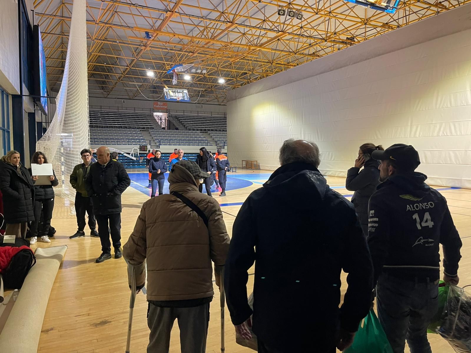 Algunas de las personas alojadas en el pabellón Ciudad de Algeciras-Juan Carlos Mateo.