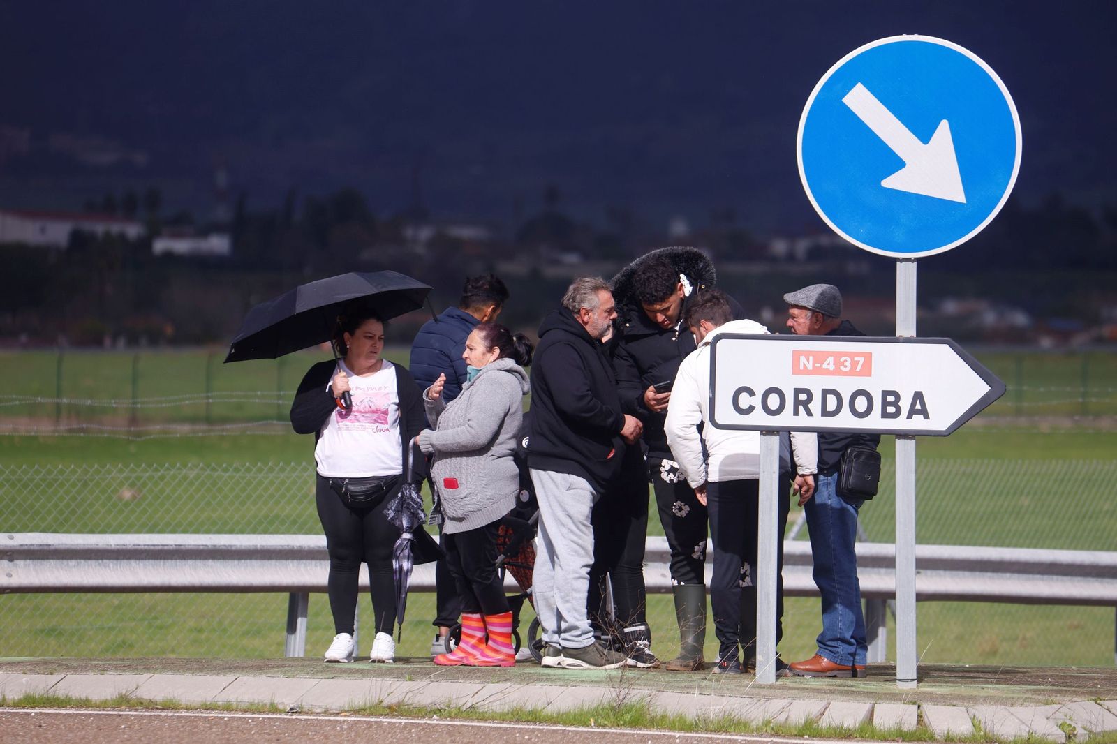 Los vecinos de Alcolea y de las parcelas de Guadalvalle siguen desalojando sus casas, en imágenes