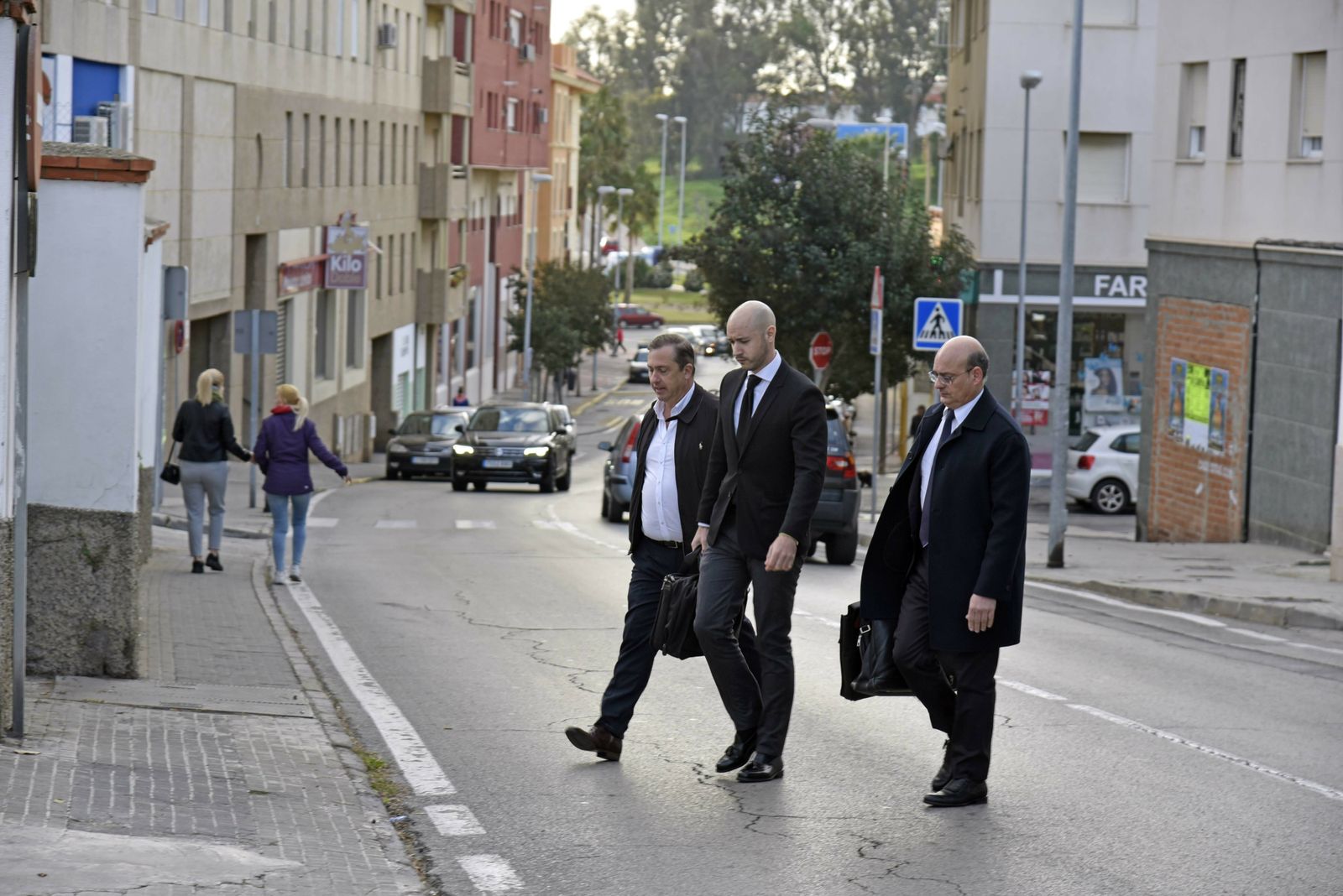 El gerente de Algesa, M. L. L., a la izquierda, a su llegada al Palacio de Marzales, el lunes.