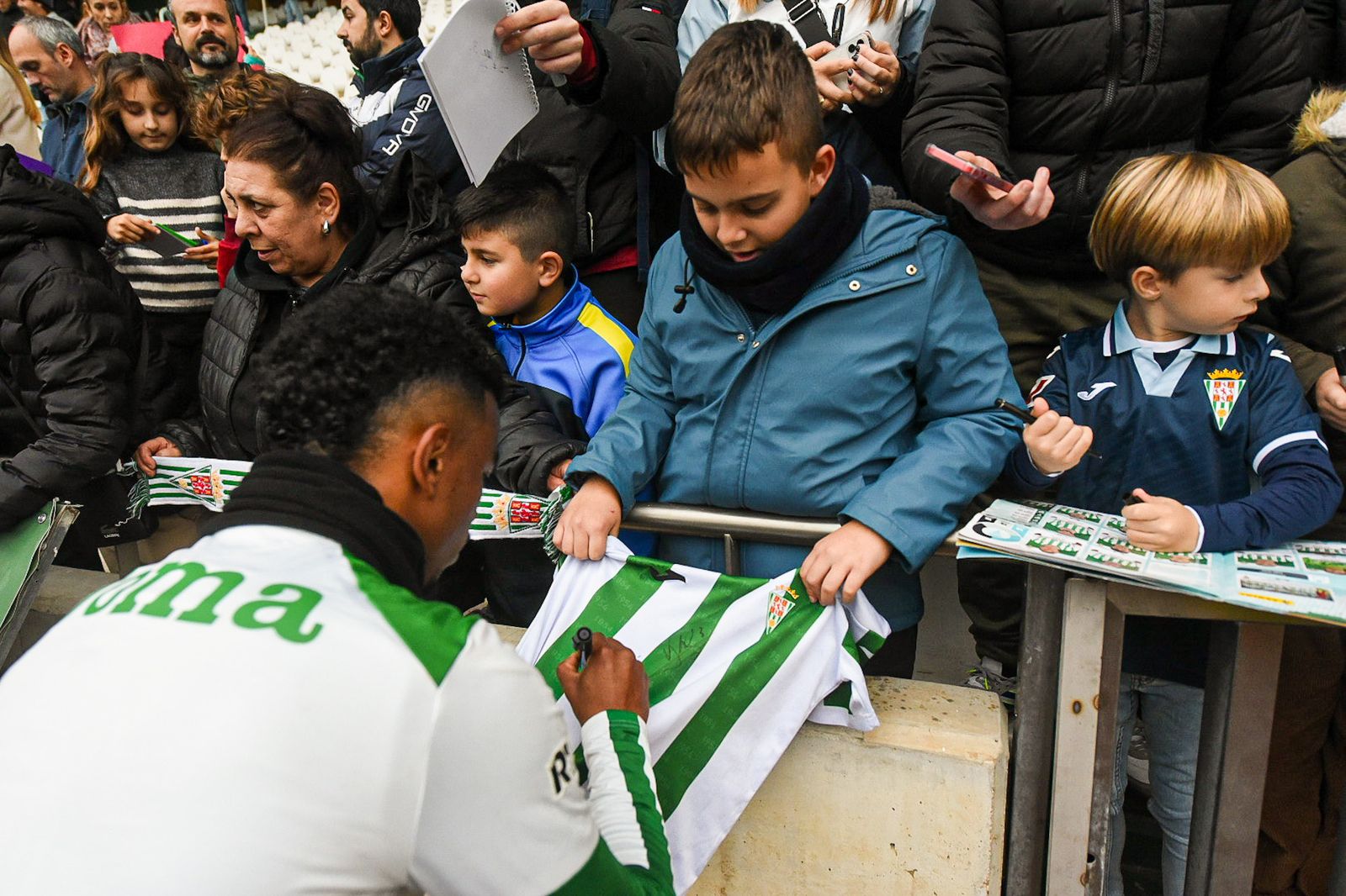 El Córdoba CF se deja querer por su afición en el Día de Año Nuevo: las fotos del entrenamiento de puertas abiertas