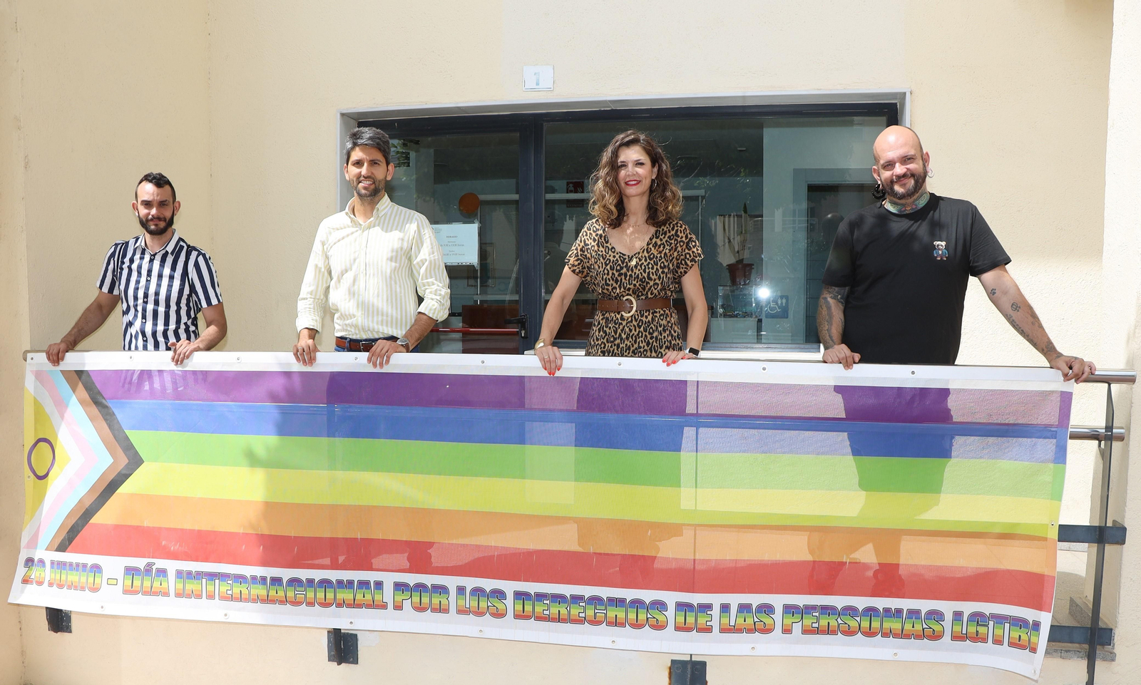 El Ayuntamiento ha desplegado una bandera arcoíris en el Centro Asociativo Municipal.