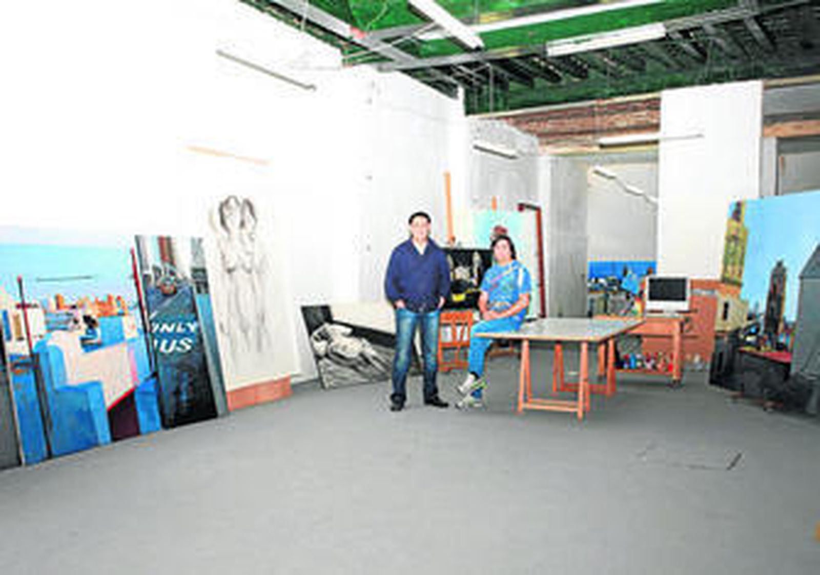 Julián Delgado y Cecilio Chaves posan junto a su obra en el nuevo Estudio 17.