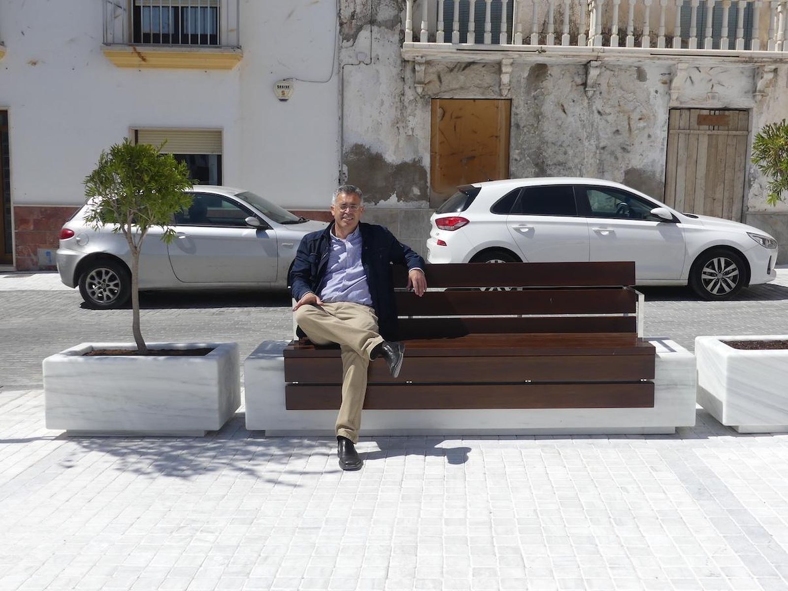 El alcalde de Olula del Río, Antonio M. Pascual, sentado en uno de los bancos de la renovada plaza.