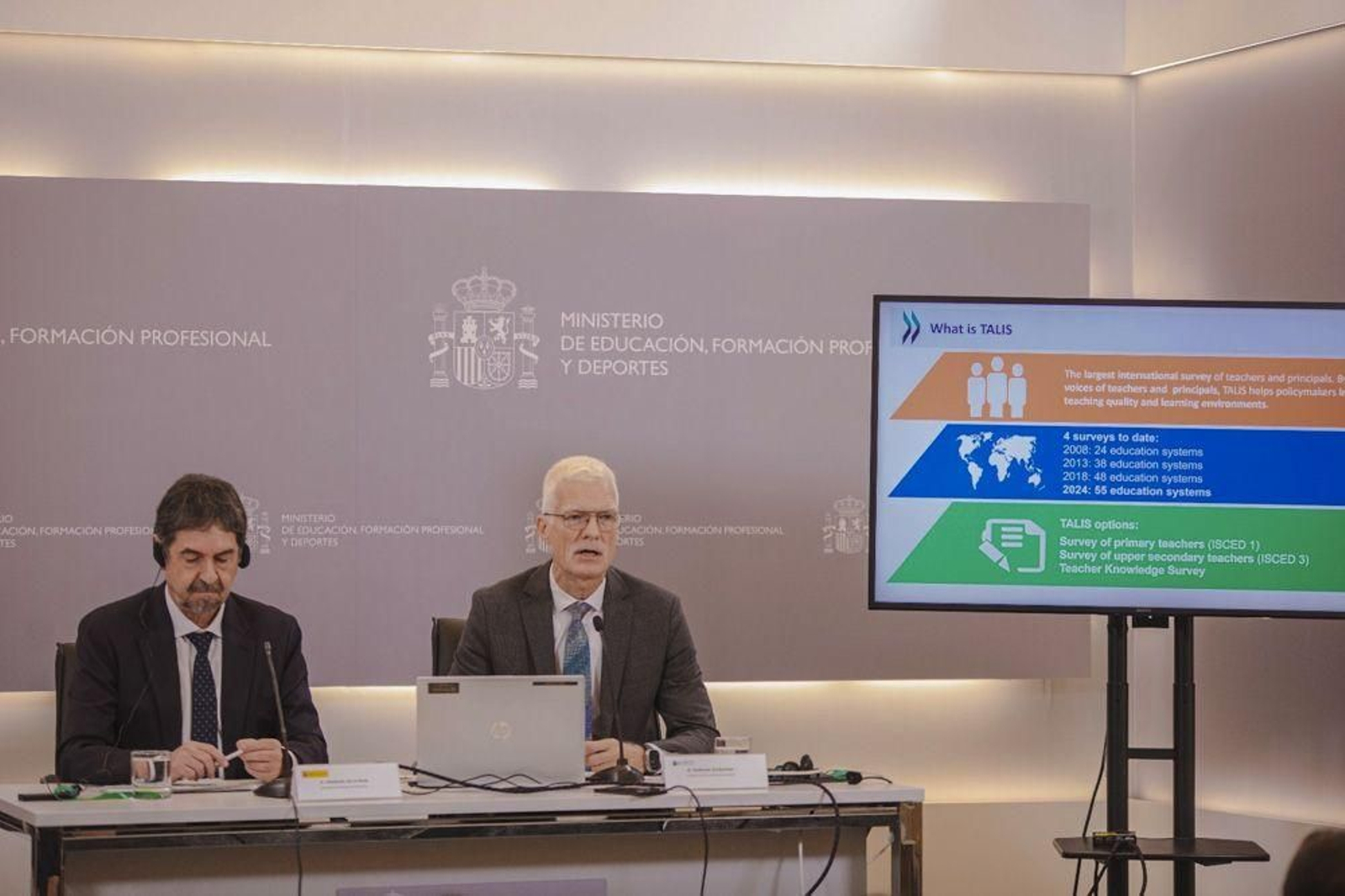 El secretario de Estado de Educación, Abelardo de la Rosa (izq.), y el responsable de Educación en la OCDE, Andreas Schleicher, durante la presentación del informe.