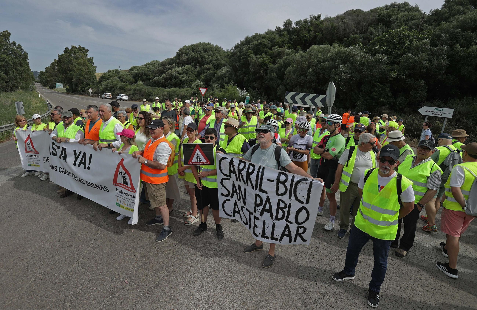 Fotos de la concentración por el mal estado de la carretera A-405 en Jimena