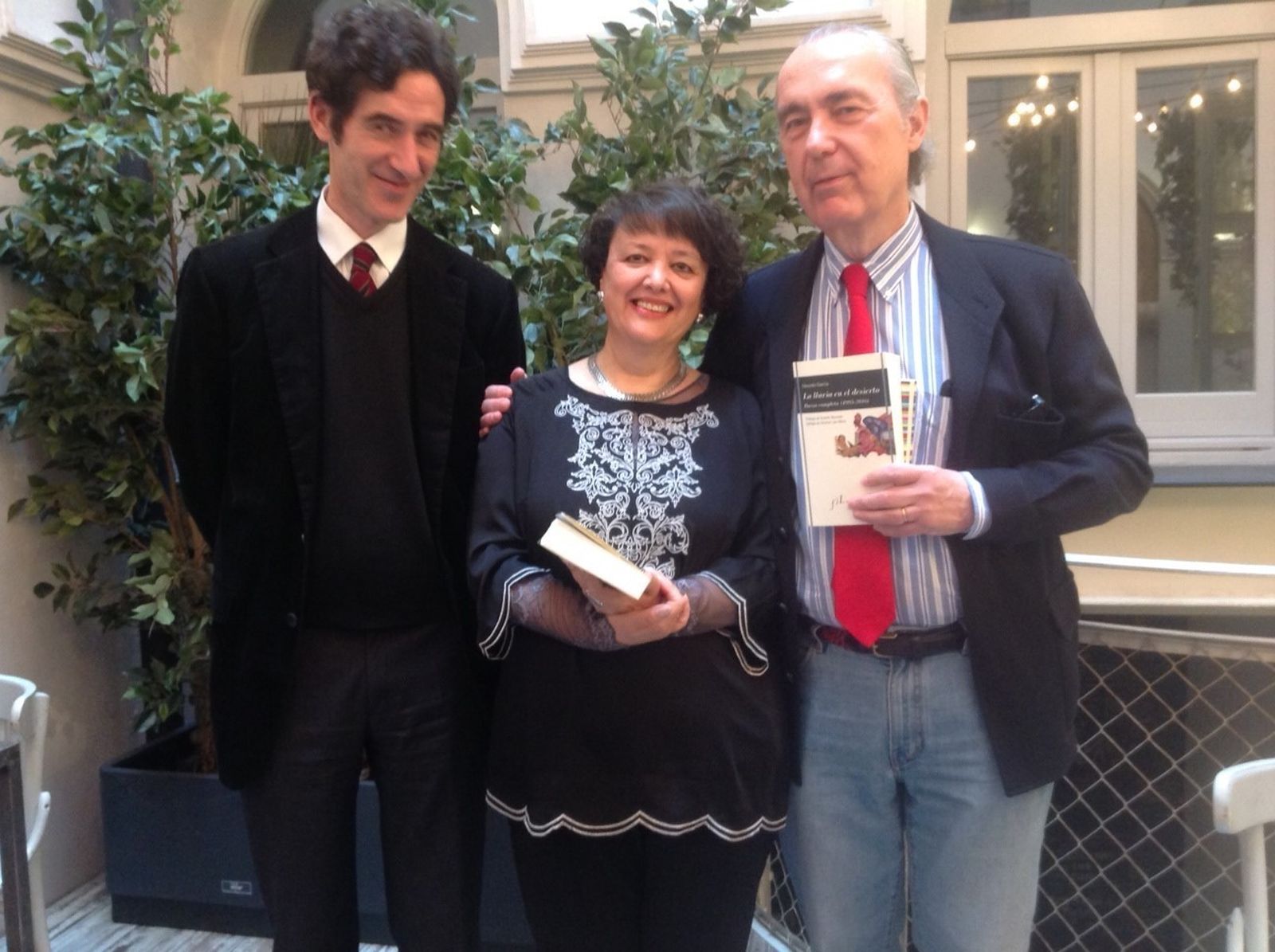 Garmendia, Valenzuela y De Cuenca, ayer, antes del acto de presentación de la obra.