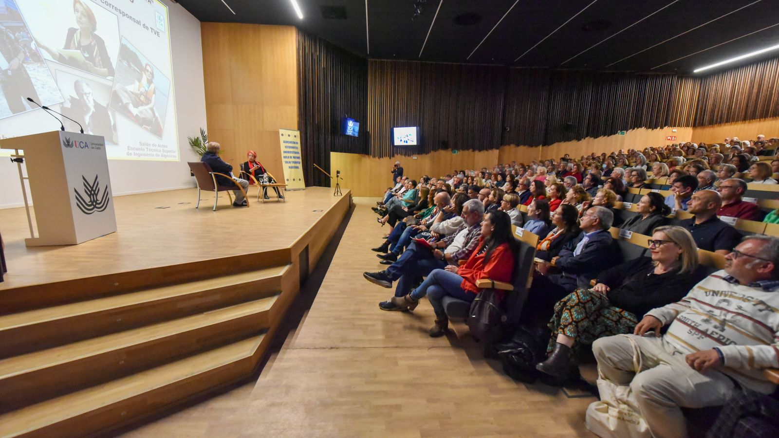 Fotos de la conferencia de Rosa María Calaf con Juan Jose Téllez