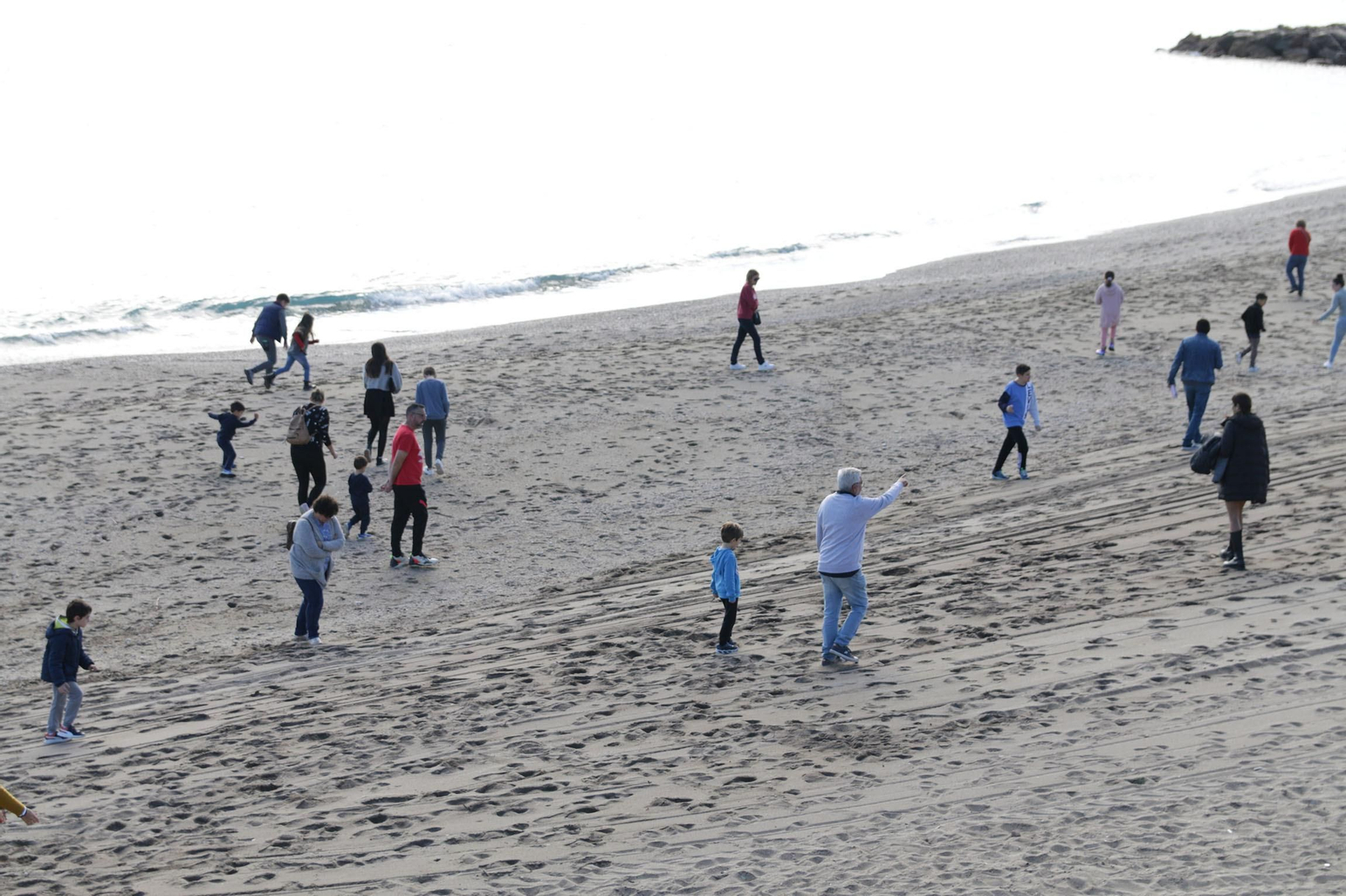 Cientos de personas se juntan en Mojácar para comerse un Ferrero Rocher