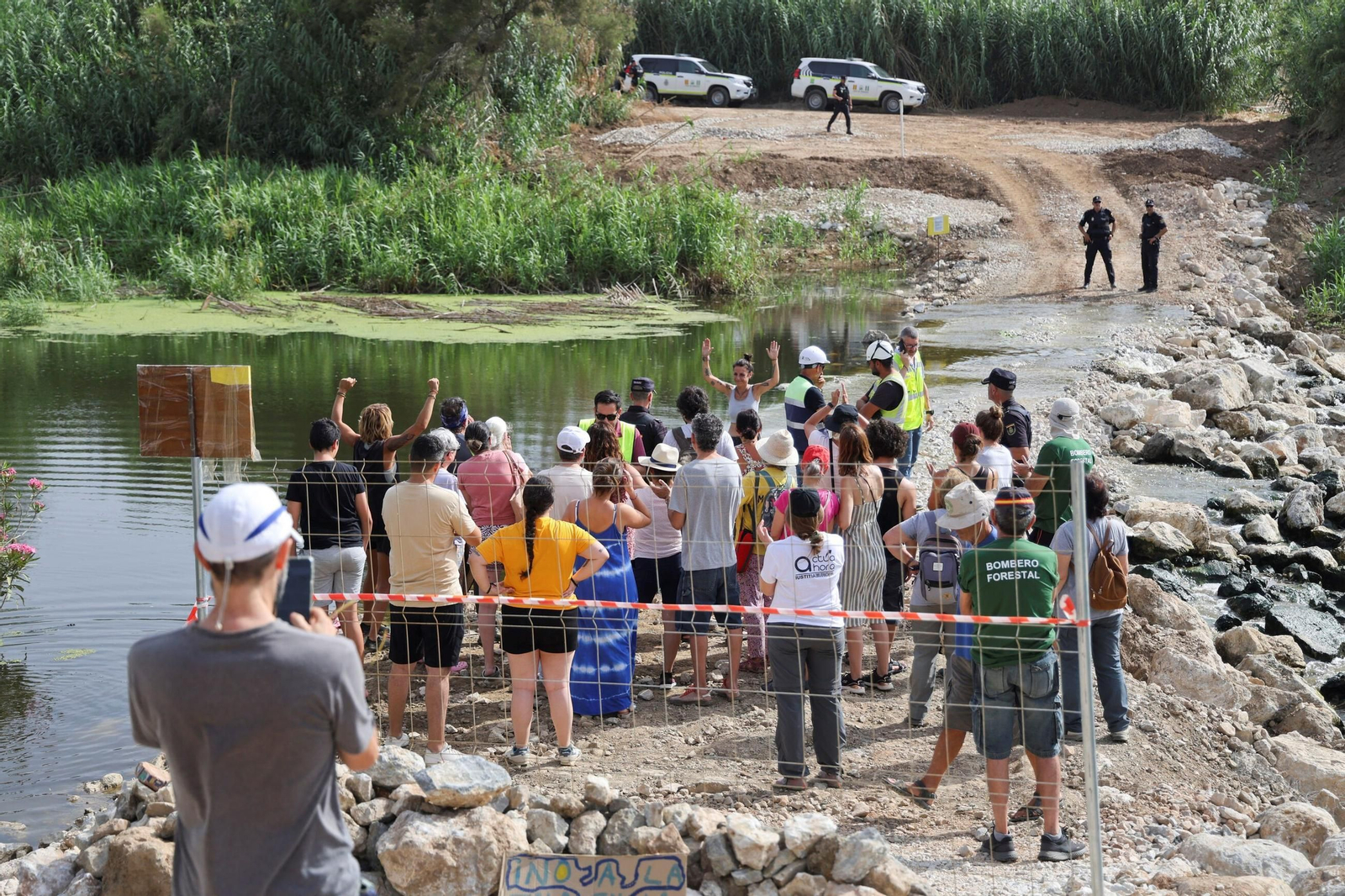 Vecinos protestan frente a las excavadoras en la Vega de Mestanza, en fotos