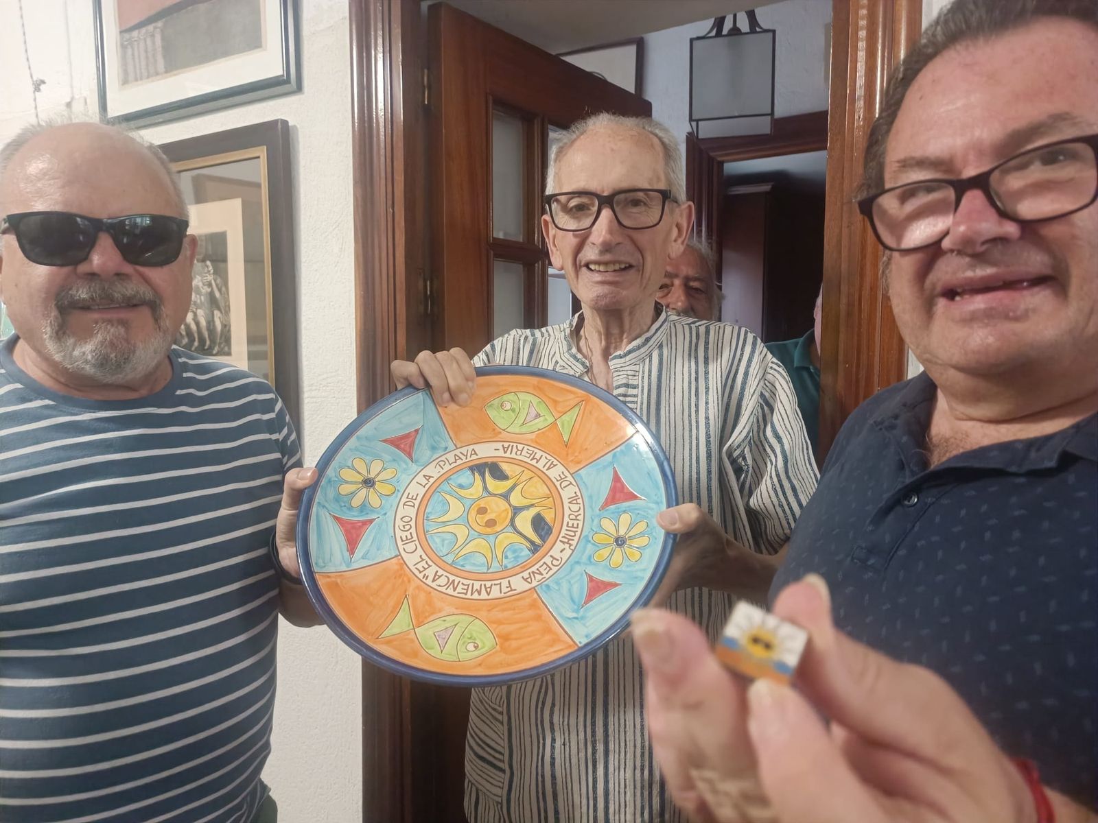 Manolo Contreras en su casa con Norberto Torres.