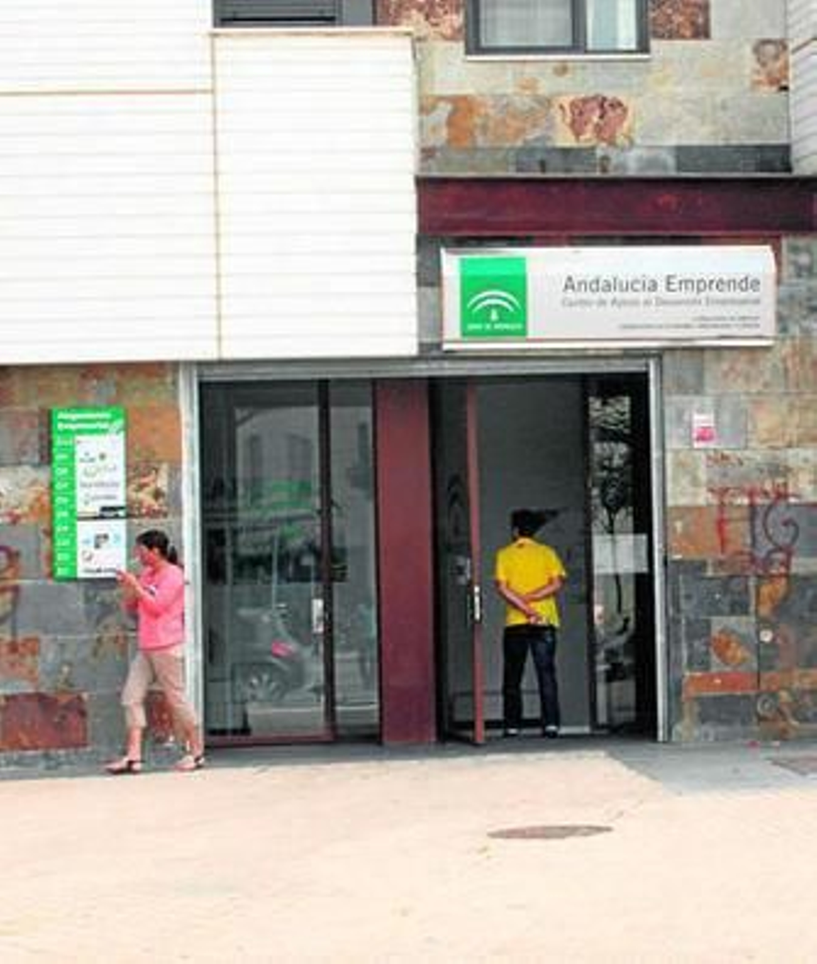 Entrada principal del CADE en Huelva, en Pescadería.