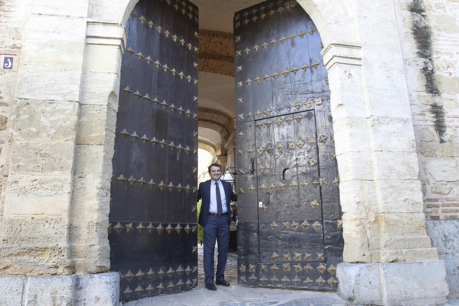 El alcalde, José María Bellido, abre las puertas de Caballerizas Reales.