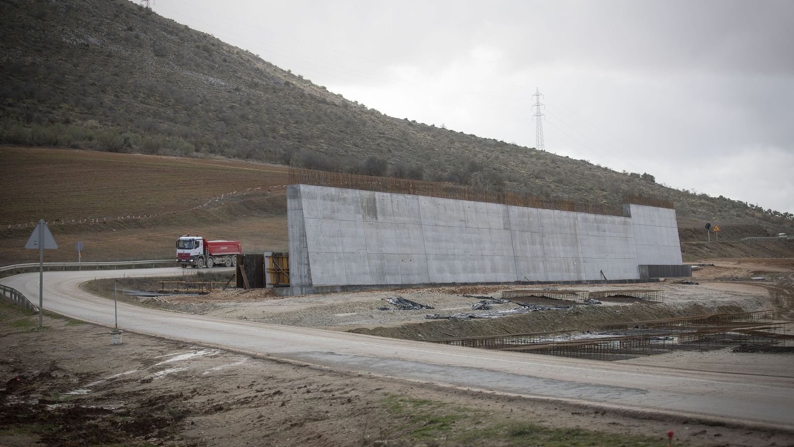 Muro de la futura estación de Loja Alta Velocidad, cuando aún es atravesado por la carretera A-341