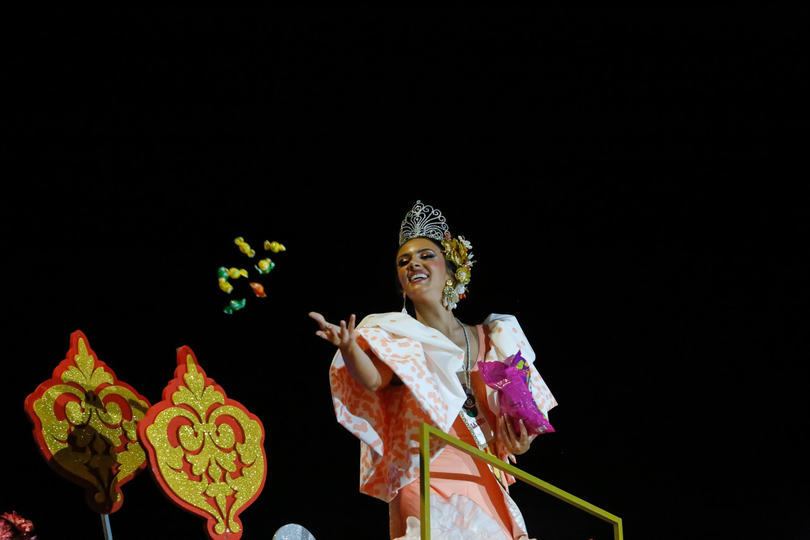 Búscate en las fotos de la cabalgata de la Feria de La Línea