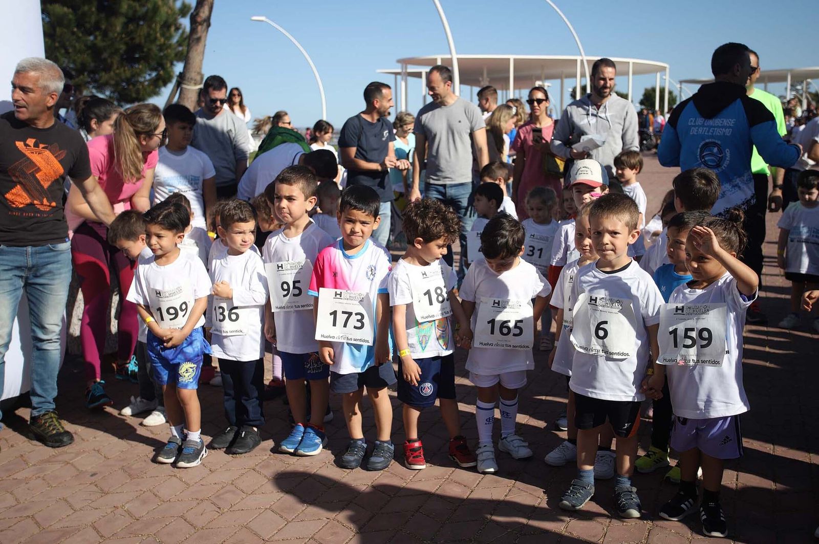 Imágenes de la carrera infantil previa a la "10K Puerta del Descubrimiento"