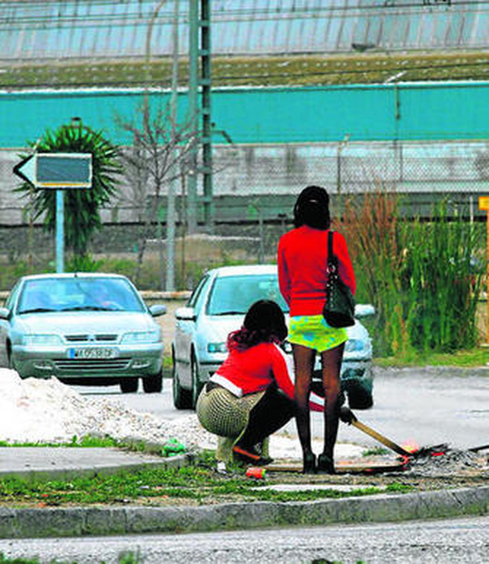 Dos prostitutas buscan posibles clientes junto a una hoguera en el polígono Guadalhorce.