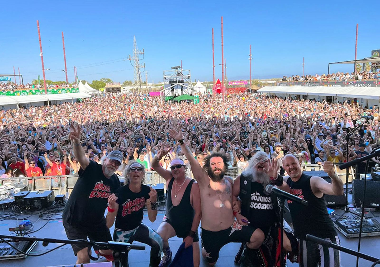 Mojinos Escozíos con el público que llenó el recinto.