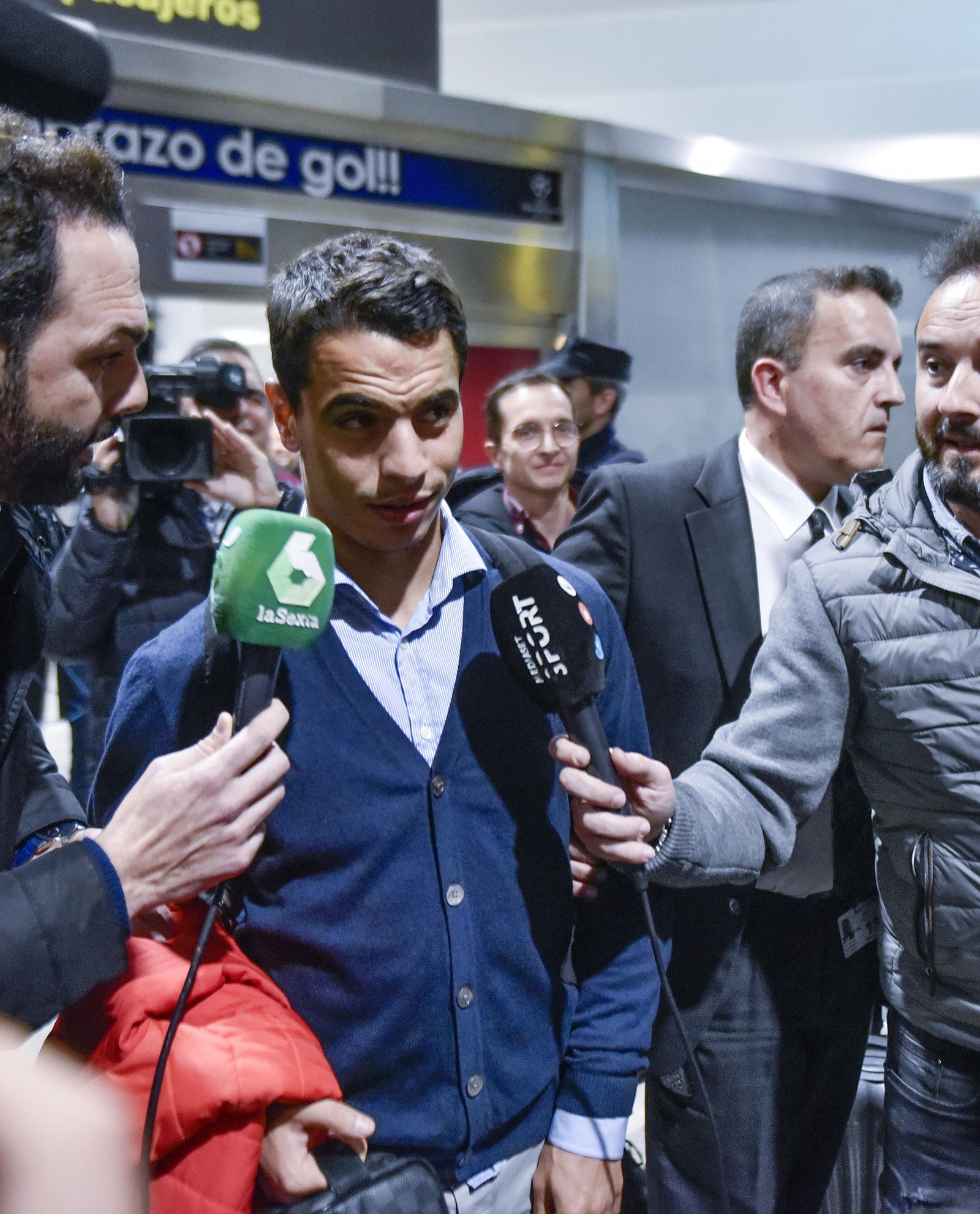 Llegada del Sevilla tras clasificarse a cuartos en Champions