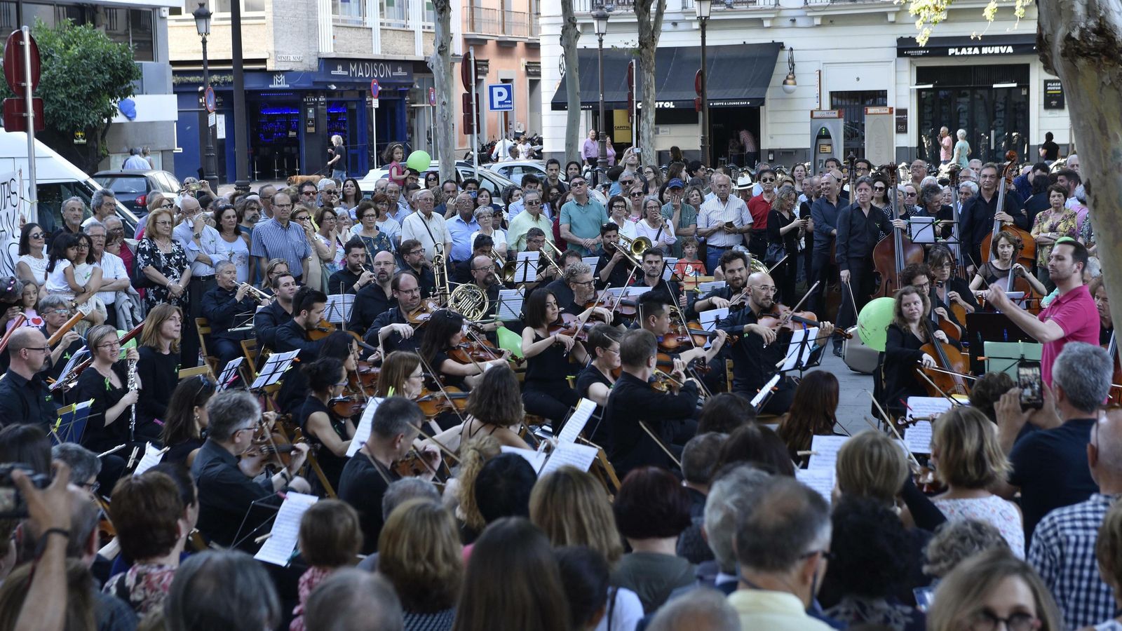 Los músicos de la ROSS, este martes en la Plaza Nueva durante su concierto-protesta.