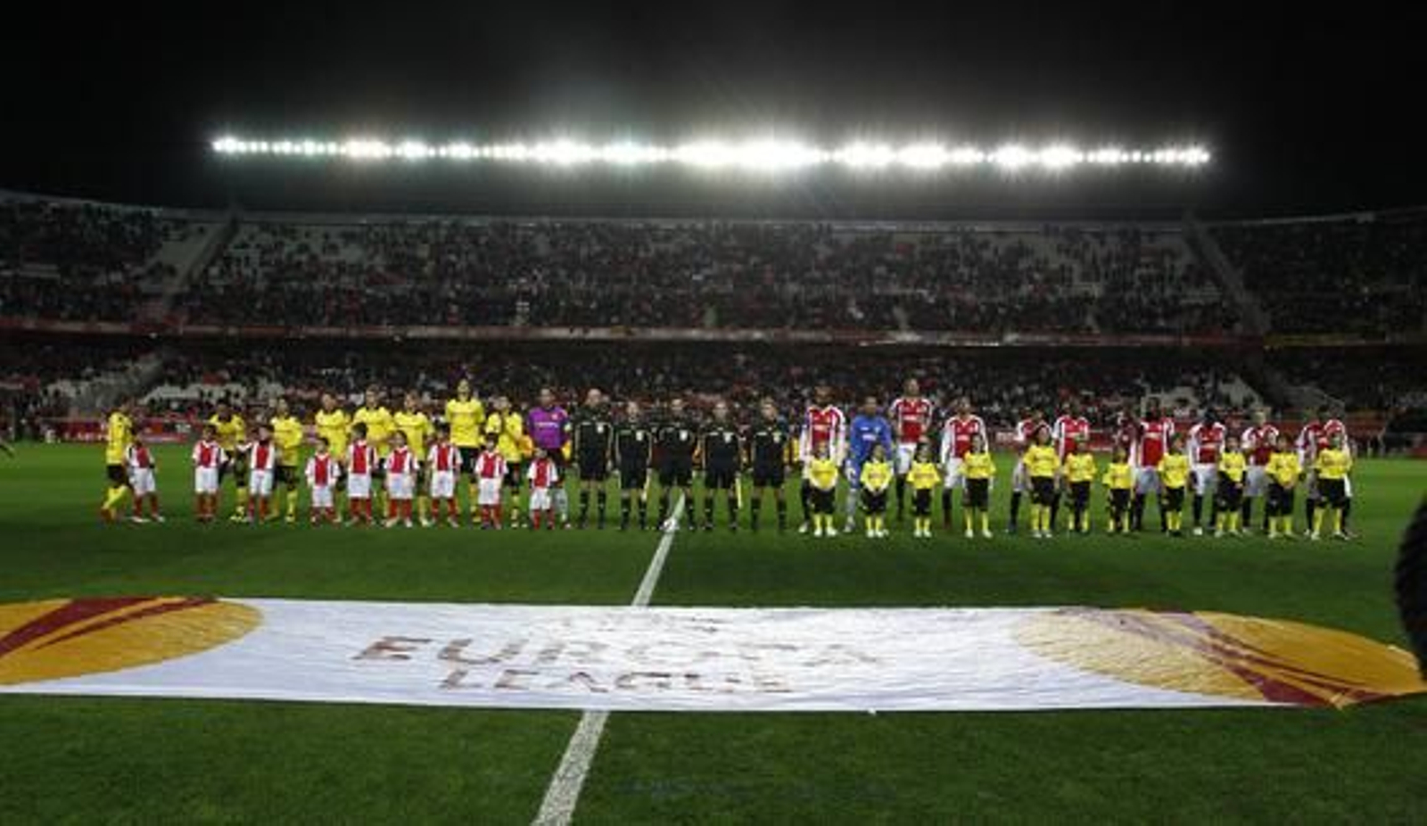 El Sevilla pasa a la siguiente ronda de la Liga Europa tras empatar 2-2 con el Borussia Dortmund. / Antonio Pizarro