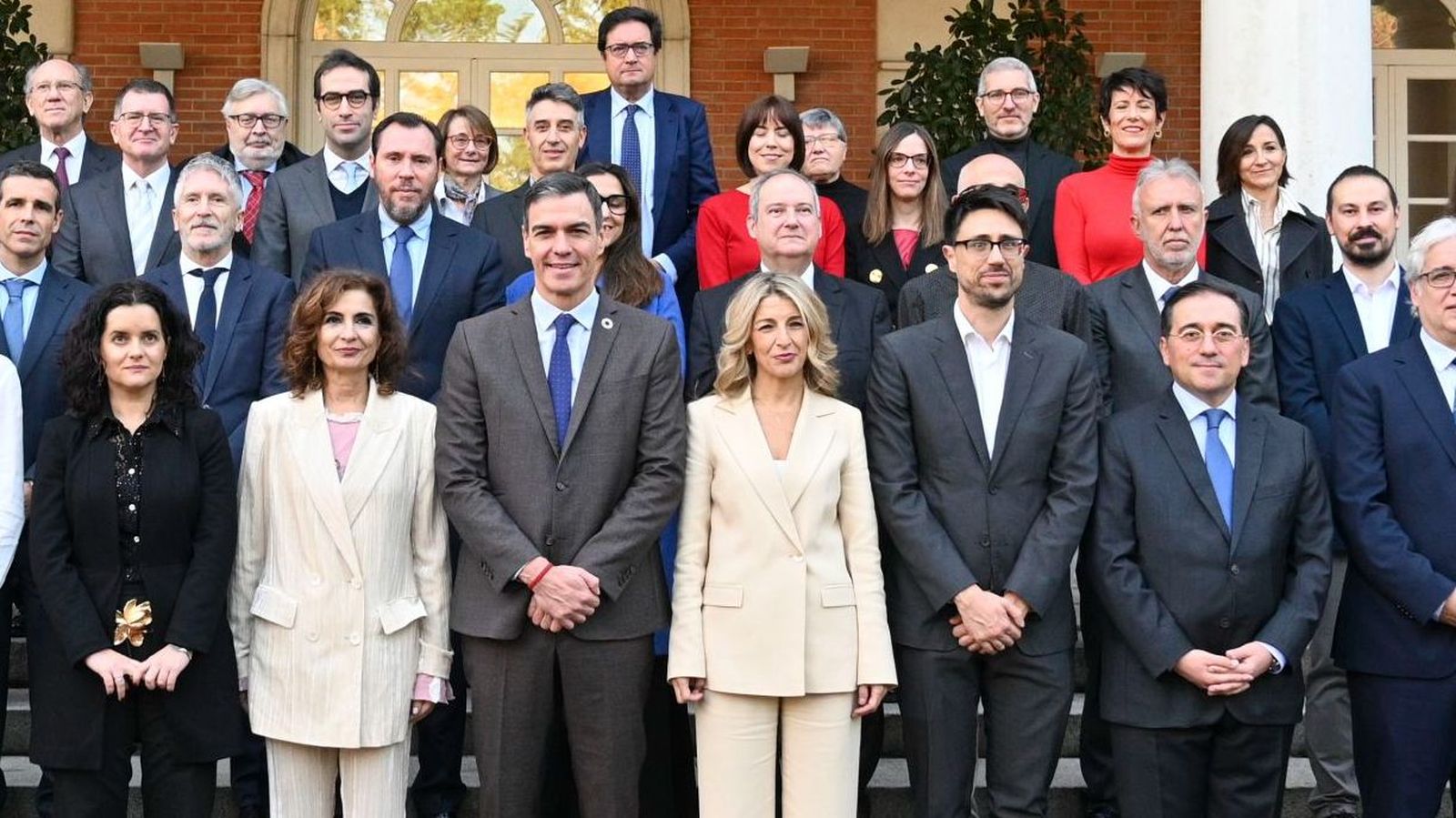 Manuel Herrera, entre Yolanda Díaz y José Manuel Albares.