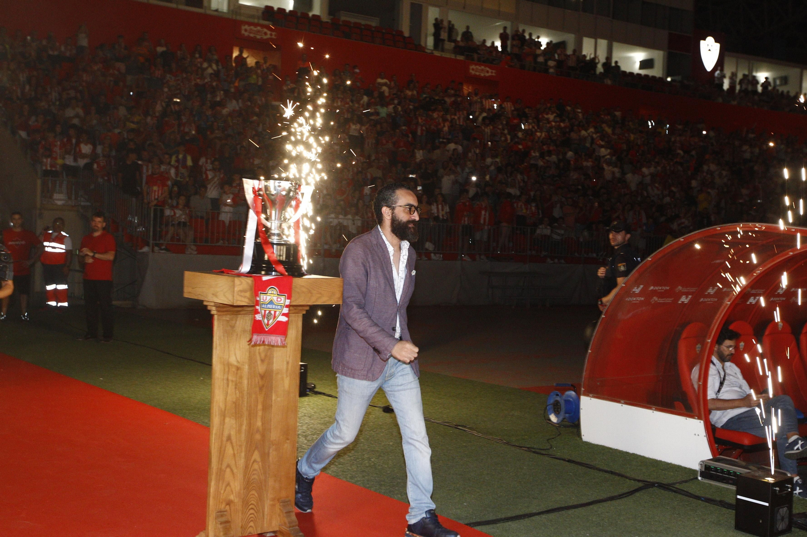 Las imágenes de la fiesta del ascenso de la U.D. Almería en el Estadio Mediterráneo.