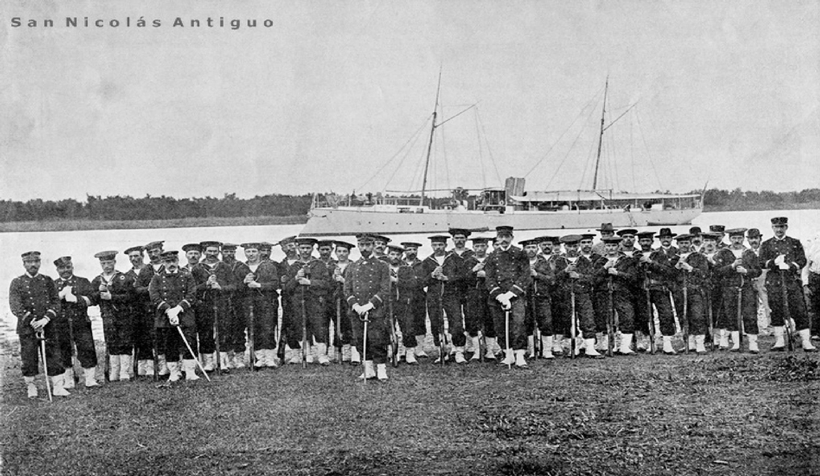 La tripulación del cañonero Temerario en el río Paraná. Antonio Mª es el oficial que está en el centro (1894).