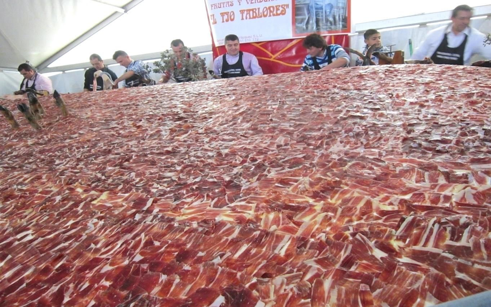La ración de jamón ibérico más grande del mundo vuelve a Cumbres Mayores este diciembre