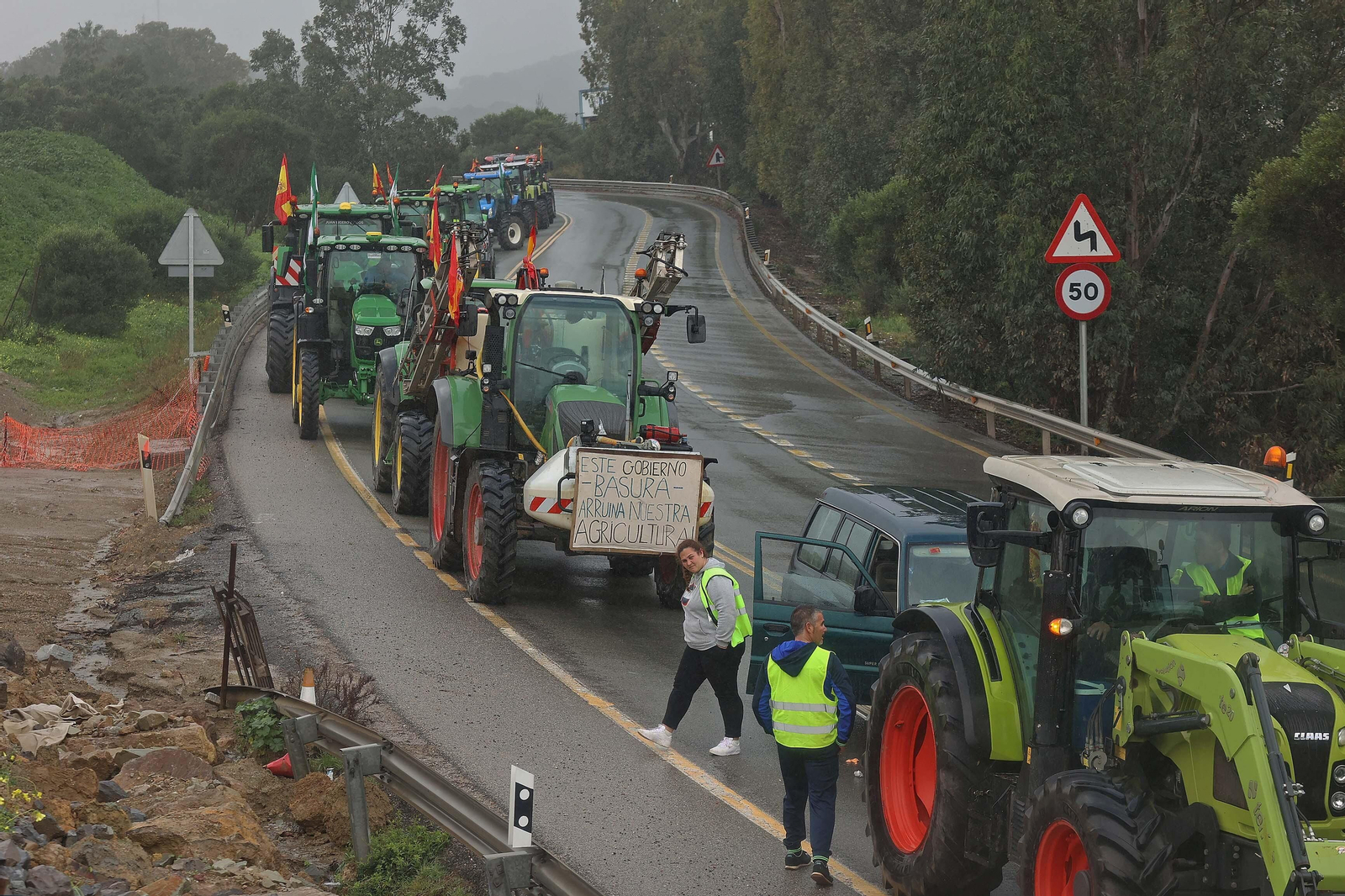El corte del acceso sur de Algeciras por los tractoristas de Cádiz, en imágenes