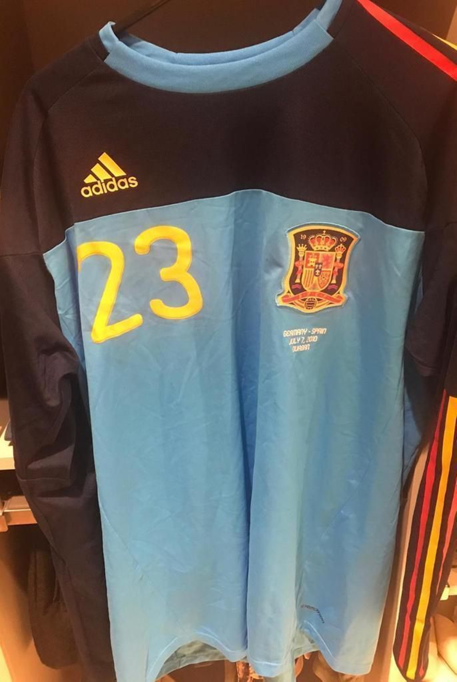 Camiseta donada por Pepe Reina para la subasta.