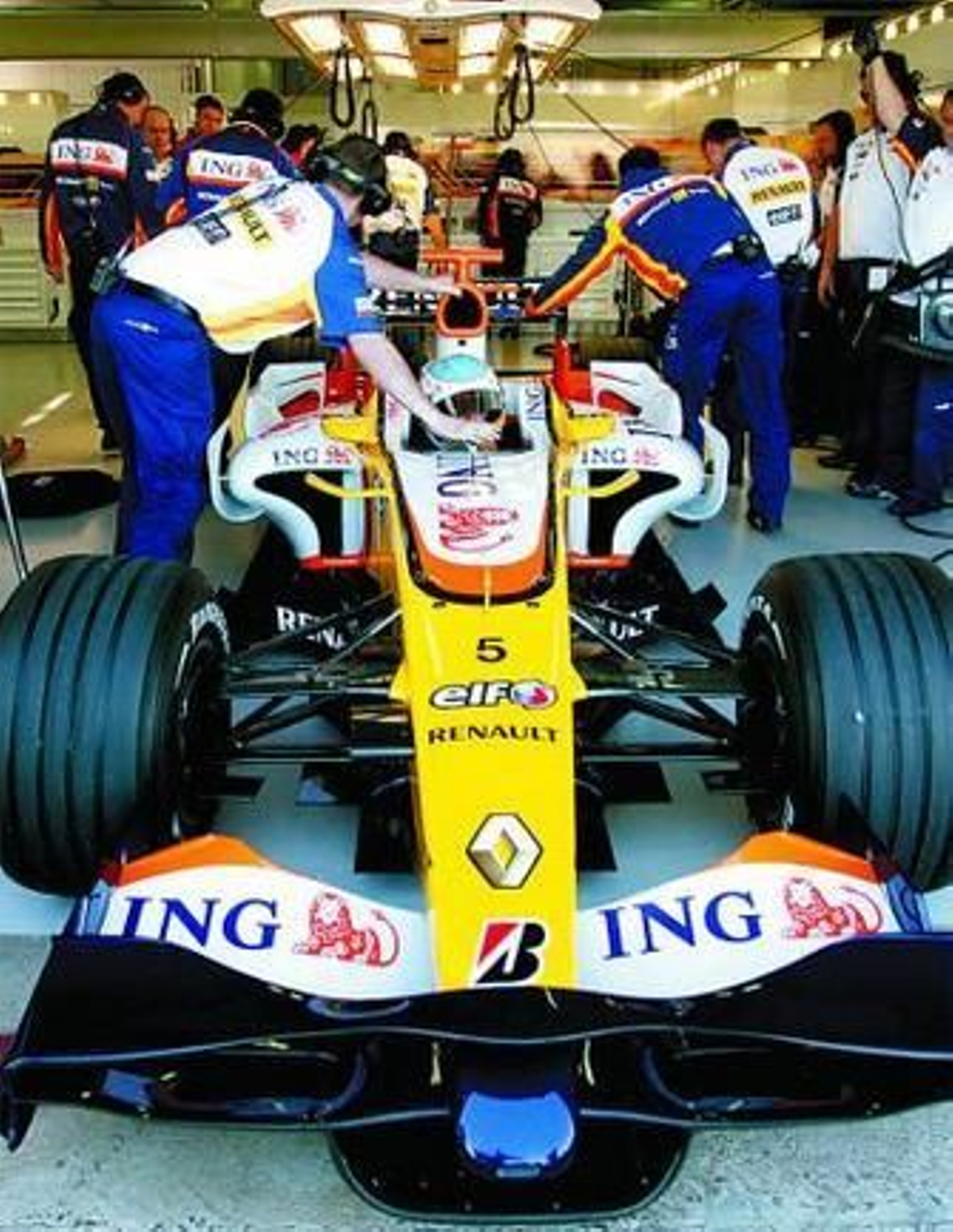 Fernando Alonso en su nuevo monoplaza de Renault.