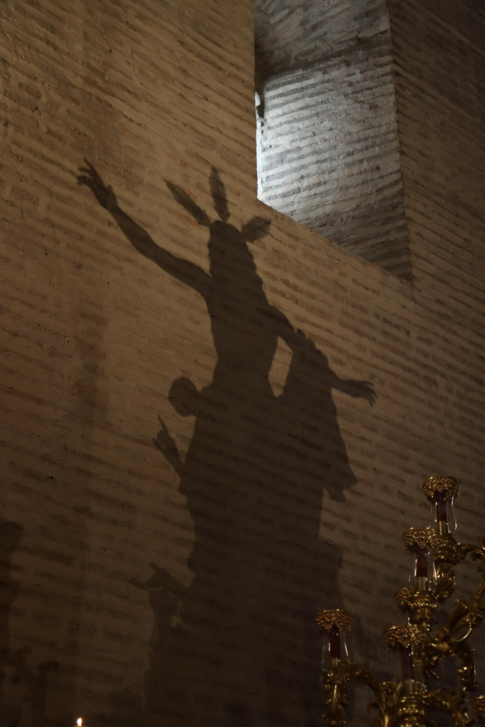 Sevilla acaricia la Semana Santa en un Domingo de Pasión lleno de cultos