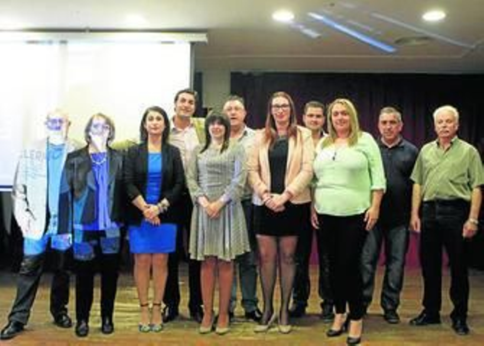 Ruiz junto a miembros de su candidatura, ayer en Jimena.