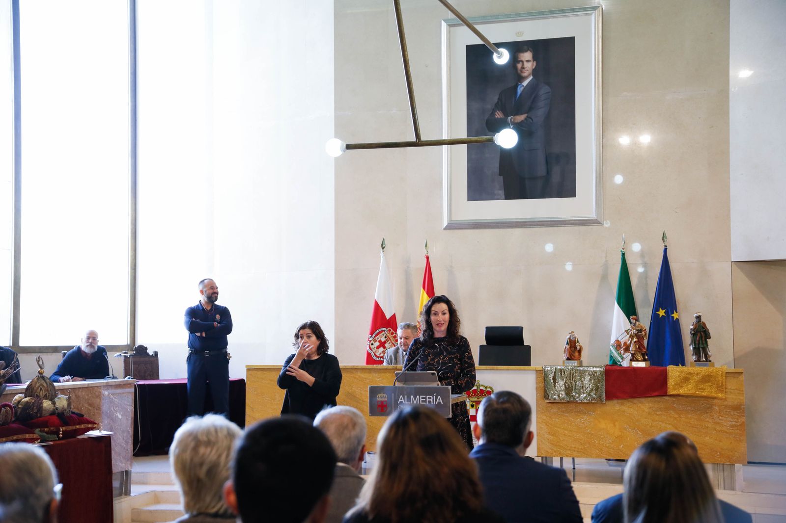 Imágenes de la entrega de las coronas a los emisarios de sus Majestades los Reyes Magos de Oriente